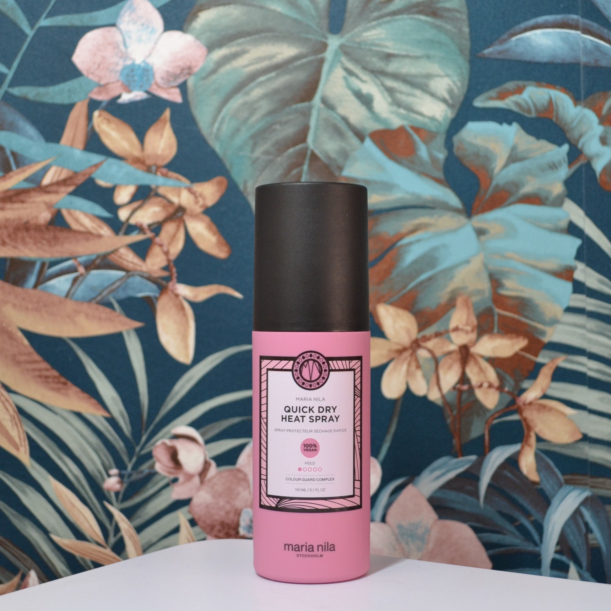 Contenitore rosa spray con tappo che chiude